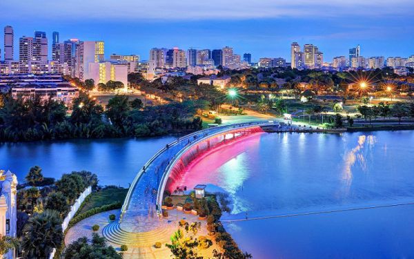 . Cầu Ánh Sao – Địa điểm đi chơi Noel ở Sài Gòn đẹp lung linh