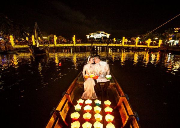Chụp ảnh cưới tại sông Hoài (Ảnh: sưu tầm)