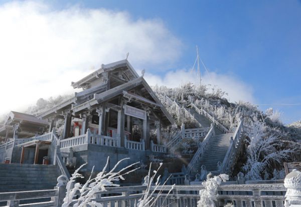 Khung cảnh đỉnh núi Fansipan vào mùa đông