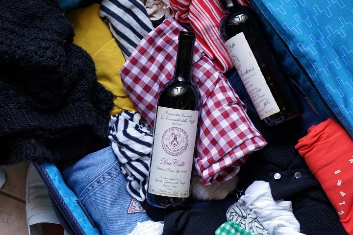 Cẩn đóng gói cẩn thận, không nên bỏ trong vali quần áo vì dễ bị đổ vỡ 