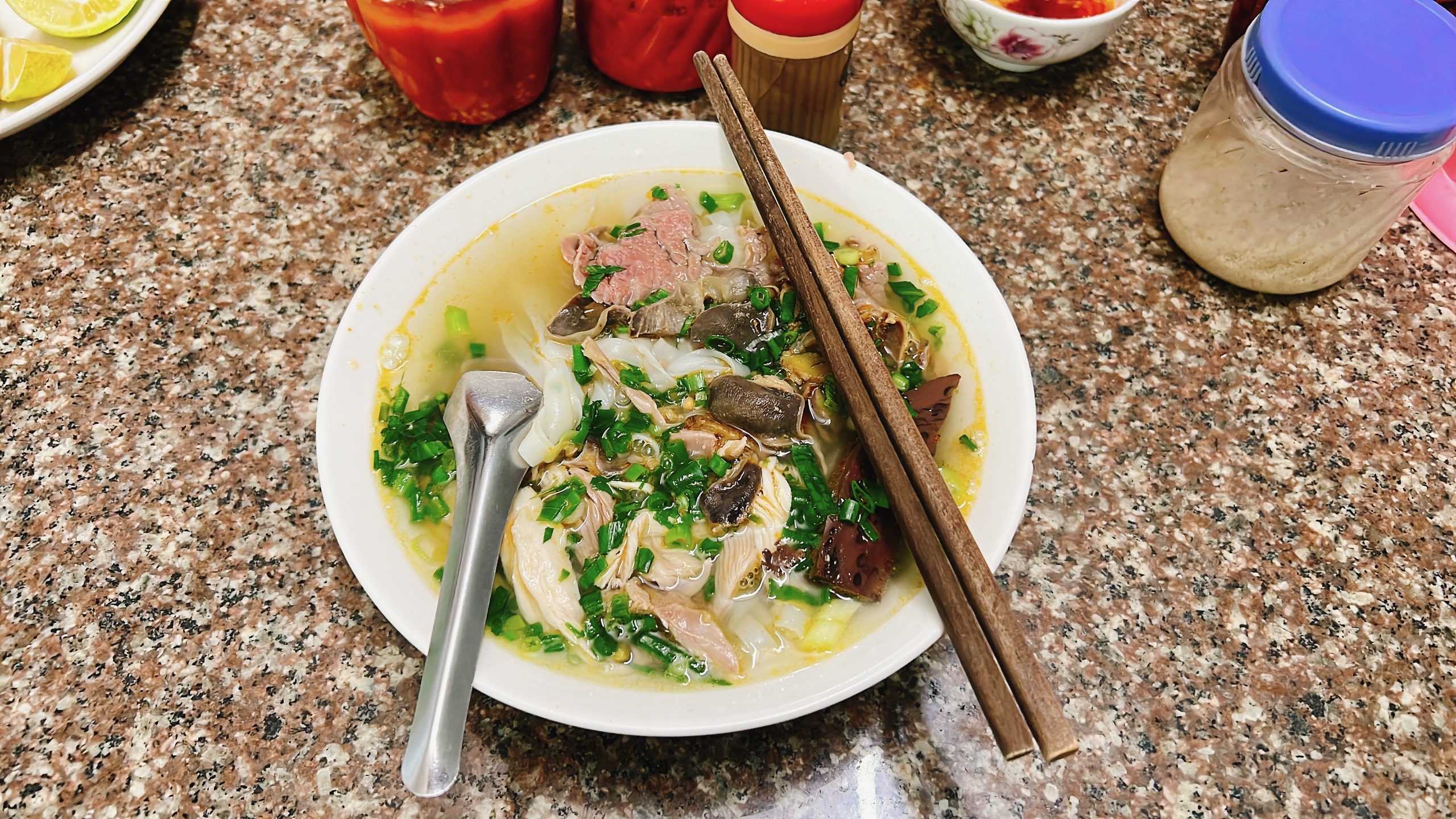 Một tô phở gà đầy đủ topping trong bữa sáng đầu tiên ở Hà Giang