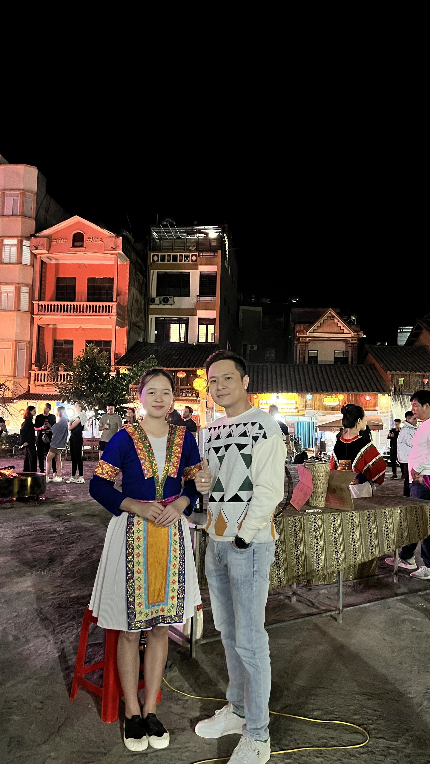 Chụp hình tại Quảng trường với cô gái HMong