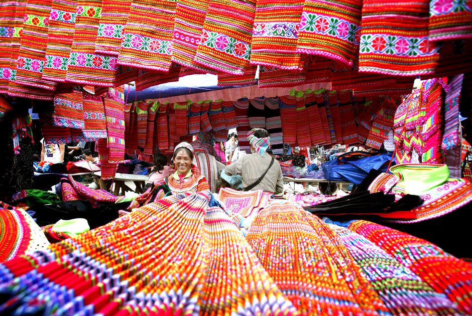 Váy thổ cẩm luôn là mặt hàng đắt khách nhất ở các phiên chợ Đồng Văn