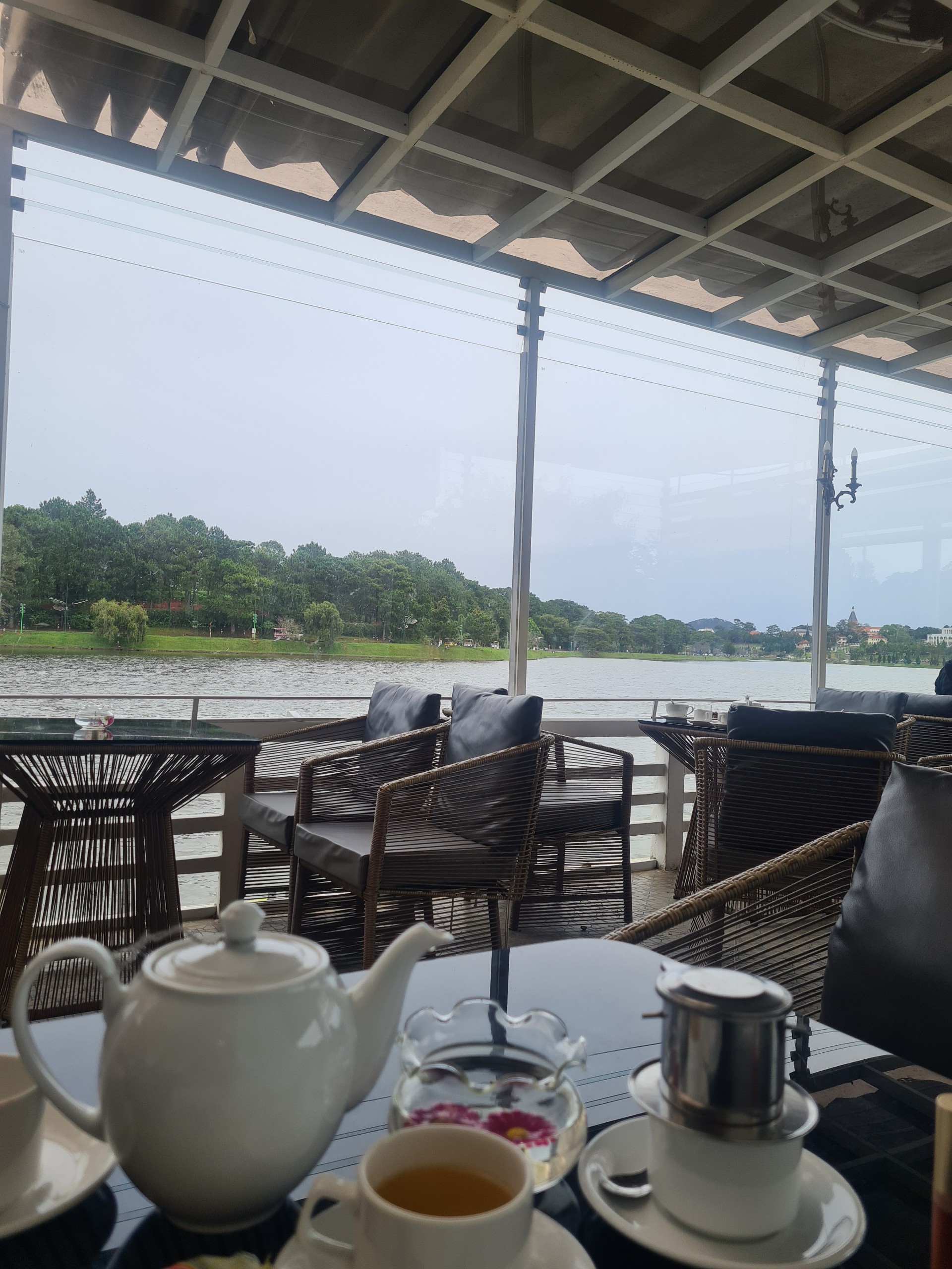 View cà phê Thuỷ Tạ nhìn thẳng ra Hồ Xuân Hương rất lý tưởng