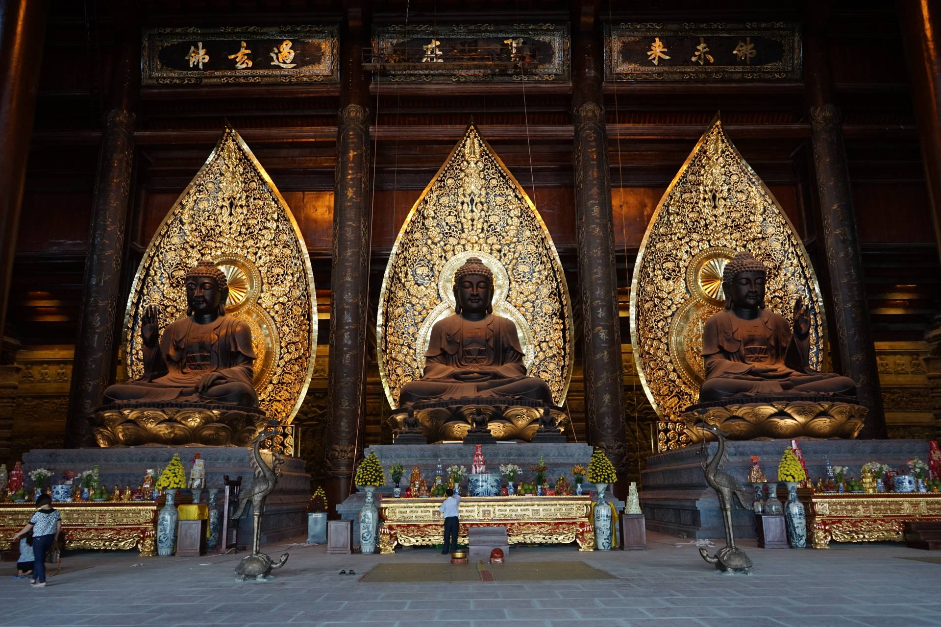 Ba pho tượng Phật bằng đồng đen được đặt trong Điện Tam Thế