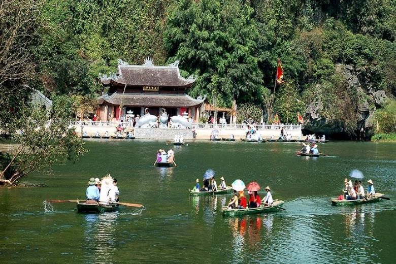 Du thuyền tại chùa Hương