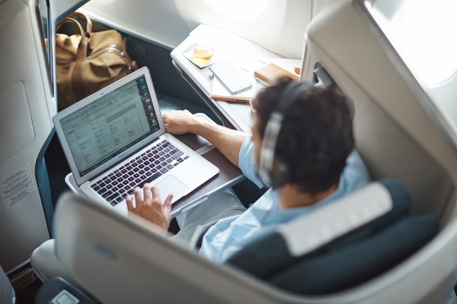 Có được mang laptop lên máy bay không?