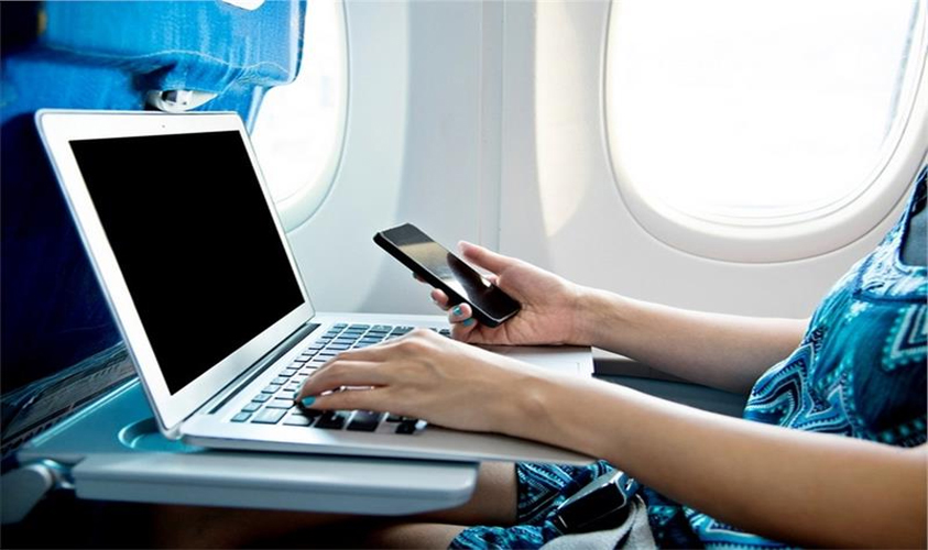 Có được mang laptop lên máy bay không?