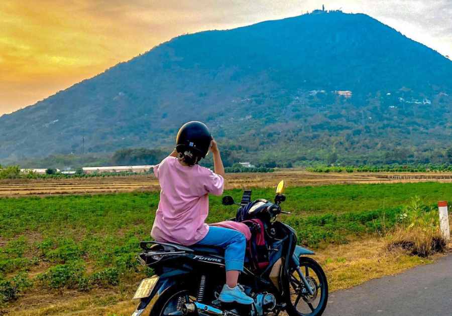 Phượt Tây Ninh bằng xe máy là hoạt động yêu thích của các bạn trẻ