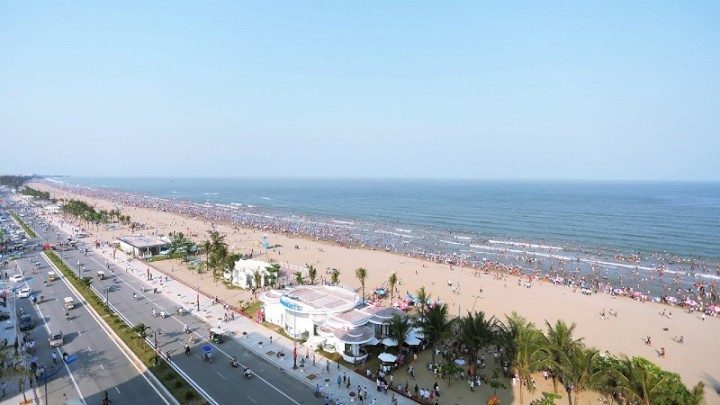 Biển Sầm Sơn Thanh Hóa luôn thu hút đông đảo du khách đến tắm biển