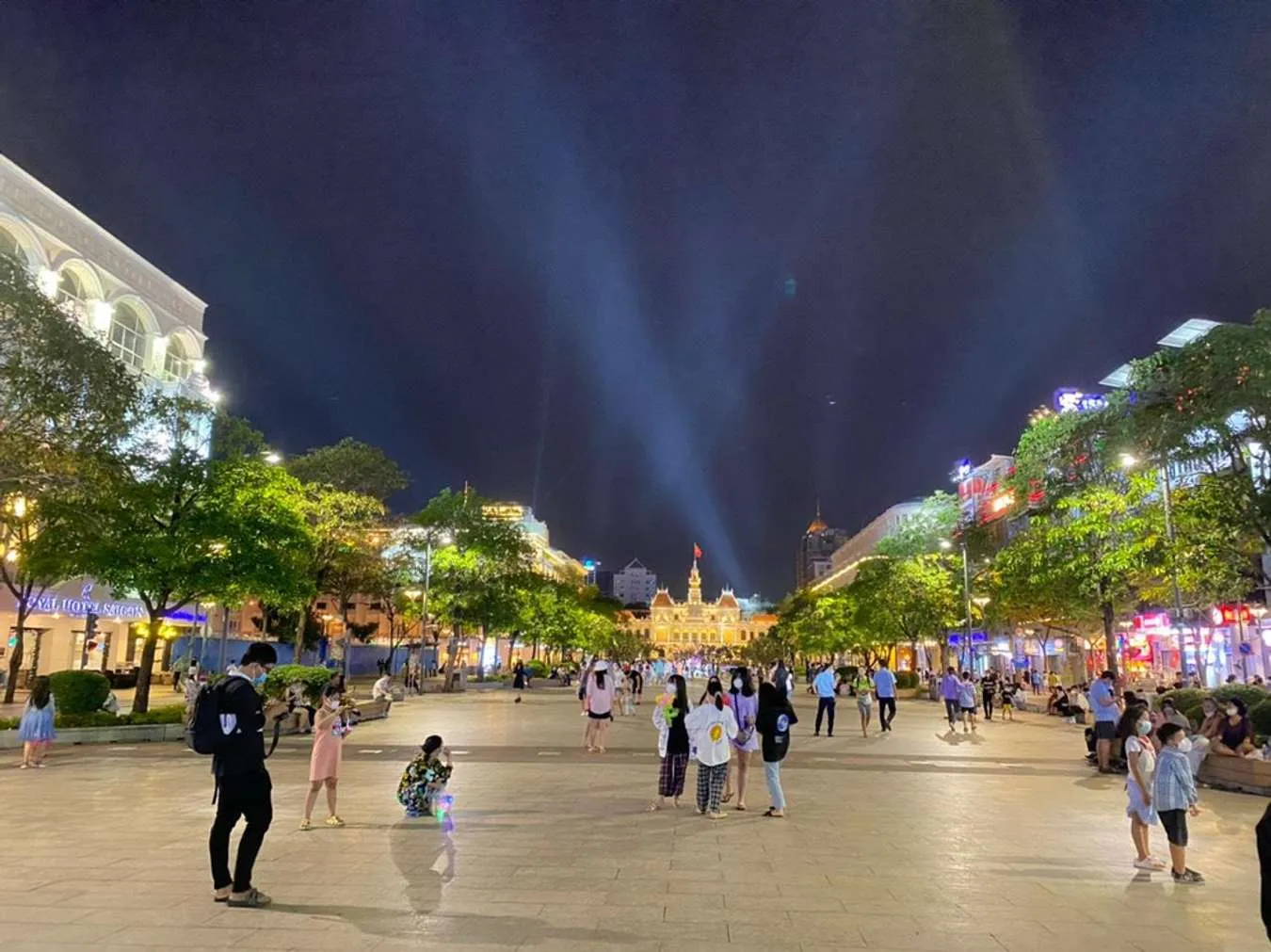 Phố đi bộ Nguyễn Huệ nhộn nhịp khi về đêm