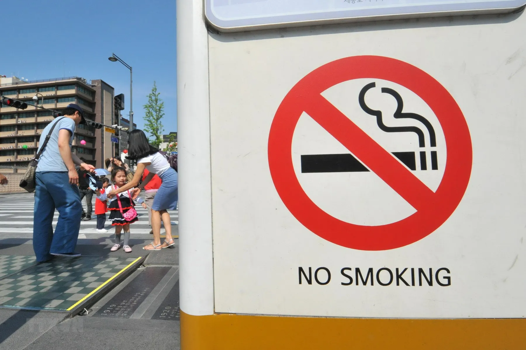 Bạn không nên hút thuốc và nhai kẹo cao su ở nơi công cộng