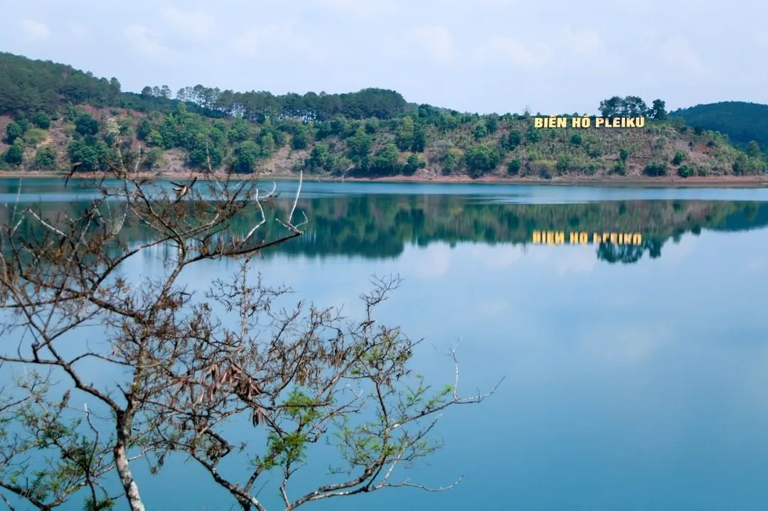 Vẻ đẹp quyến rũ của Biển Hồ T’Nưng - "Đôi mắt" xanh biết của thành phố Pleiku