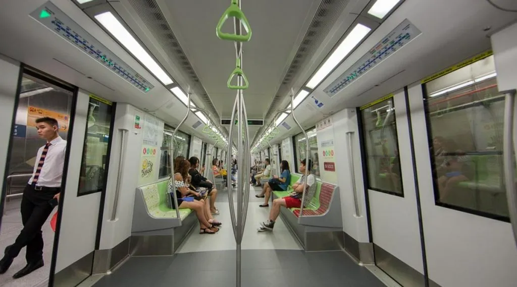 Tàu năng lượng điện ngầm là phương tiện đi lại công nằm trong phổ cập bên trên Singapore